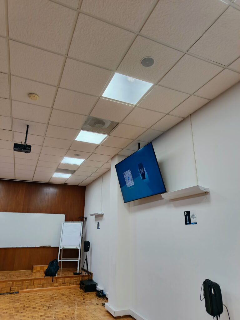 Base de TV en plafón colocada con soporte de Techo